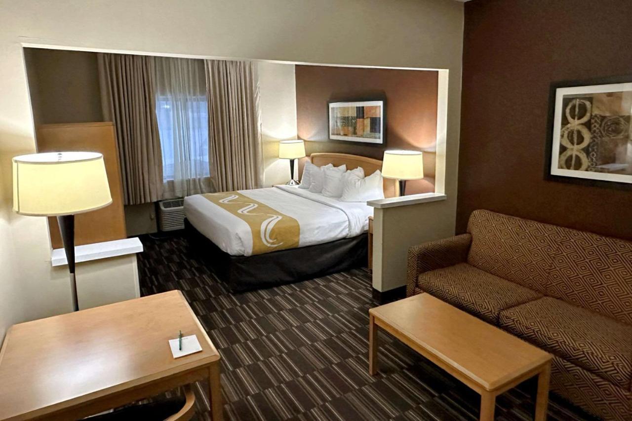 Quality Suites Near West Acres Fargo Eksteriør billede